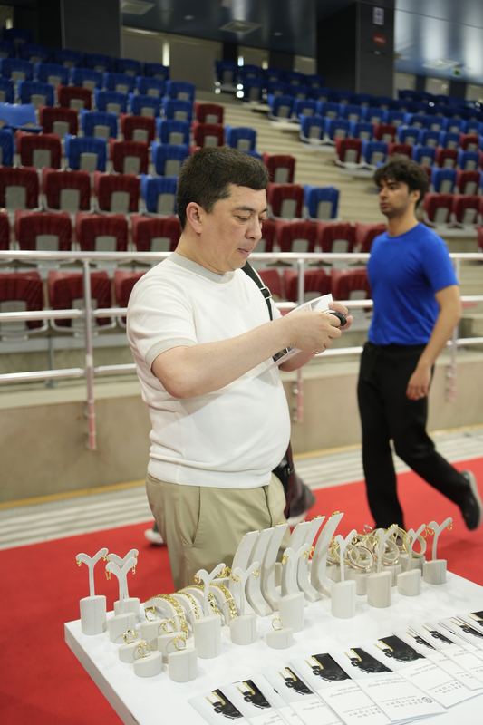 Zərgərlik vitrini